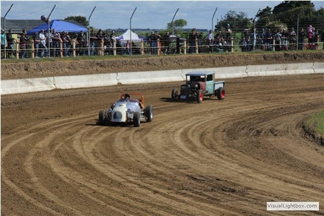 Video: New Zealand Rodders Getting Down and Dirty with Their Cars