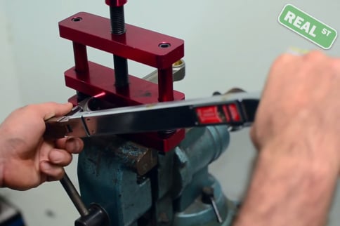 Video How To: Measuring Rod Bolt Torque And Stretch
