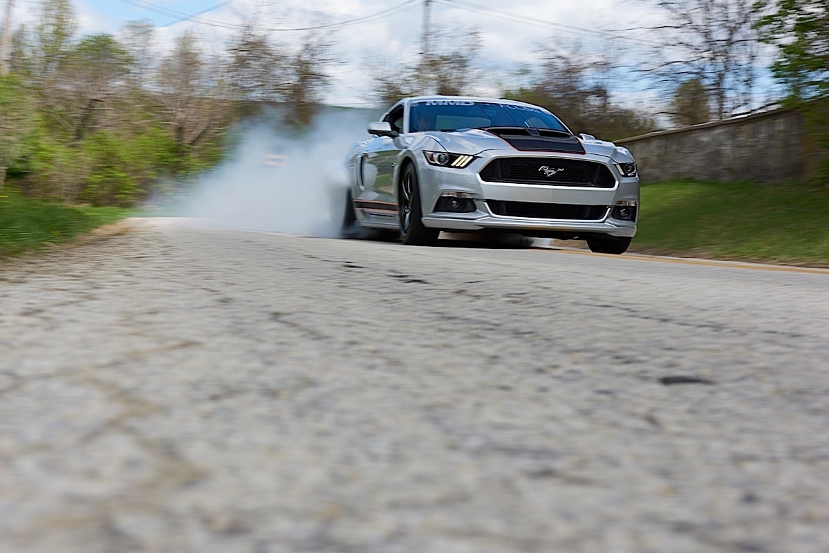 Ford Mustang gt на дороге в реале