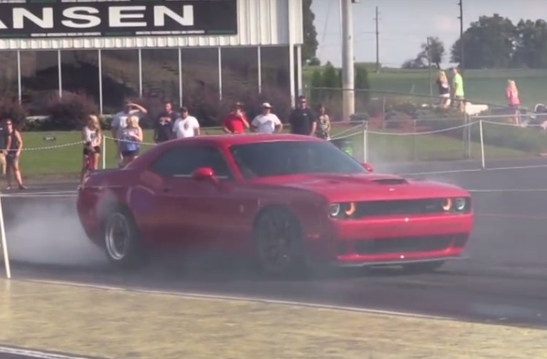 Video: Dodge Challenger Hellcat Drag Racing, They're Out For Blood
