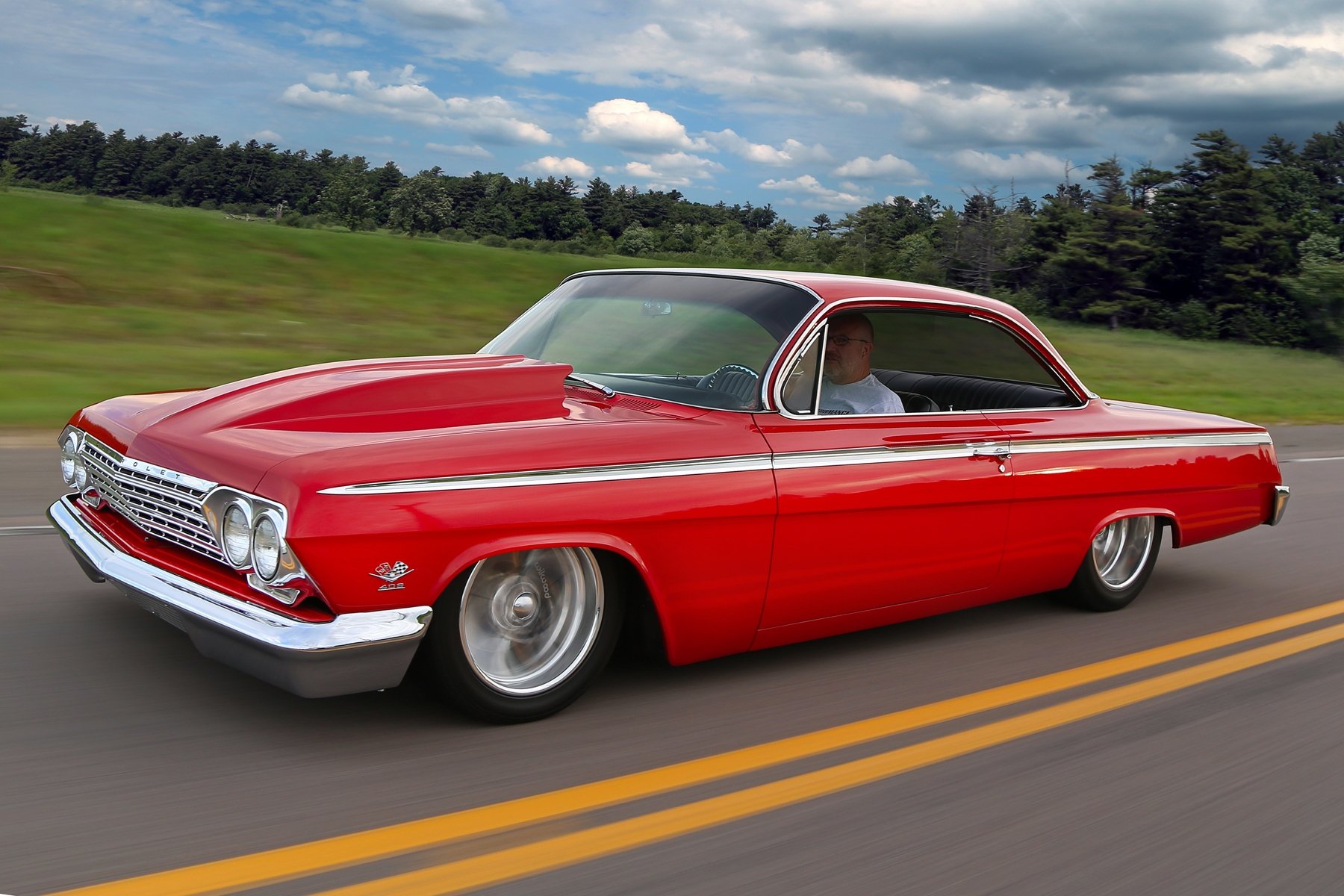 Chevrolet Impala красная